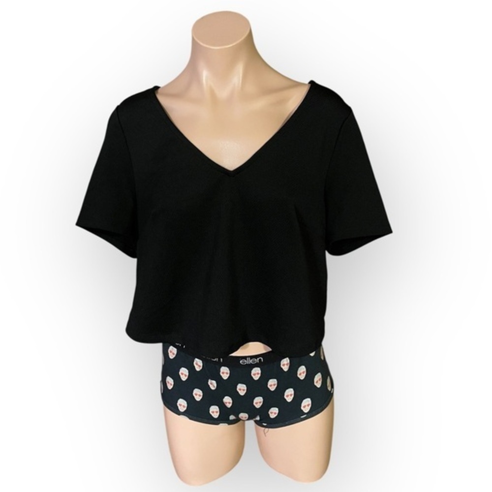 Torrid Plus Size Women’s Large Black V-Neck Cropped Short Sleeve Blouse EUC
